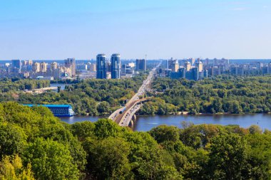 Ukrayna Kiev 'deki Metro Köprüsü ve Dinyeper Nehri' nin havadan görüntüsü. Kyiv şehir manzarası