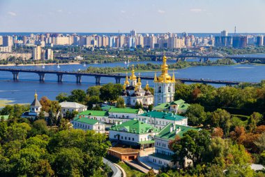 Kiev Pechersk Lavra (Mağara Kiev Manastırı) ve Ukrayna 'daki Dinyeper Nehri manzarası. Büyük Lavra Çan Kulesi 'nden görüntü
