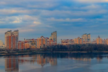 Dinyeper Nehri 'nin Obolon seti manzarası ve Ukrayna' nın Kiev şehrinde İsa 'nın Doğuşu kilisesi.