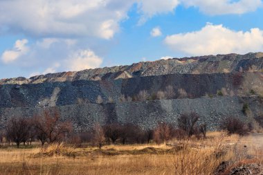 Demir cevheri yığınlarının manzarası. Madencilik endüstrisi