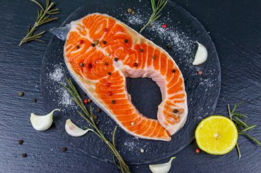 Siyah tahtada baharatlı çiğ somon bifteği. Üst görünüm