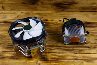 Ahşap bir masada iki modern işlemci.