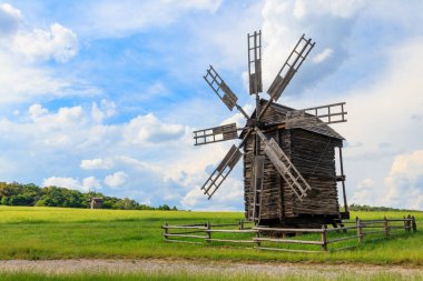 Ukrayna, Kiev yakınlarındaki Pyrohiv (Pirogovo) köyünde eski ahşap yel değirmeni