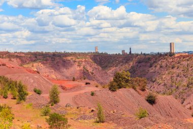 Ukrayna 'nın Kryvyi Rih kentindeki devasa demir cevheri ocağının manzarası. Madenciliği aç