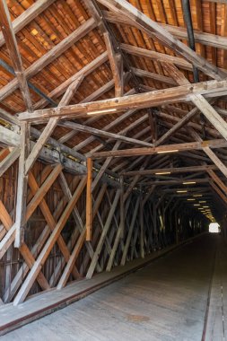 Vaduz, Lihtenştayn ve Sevelen arasındaki Ren Nehri 'nin karşısındaki eski ahşap köprünün (Alte Rheinbrucke) içinde.