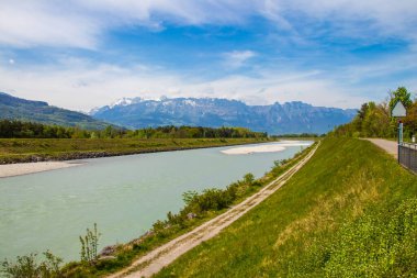 Lihtenştayn ve İsviçre arasındaki Ren nehrinin manzarası
