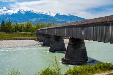 Vaduz, Lihtenştayn ve Sevelen arasındaki Ren Nehri 'nin karşısındaki ahşap eski köprü (Alte Rheinbrucke)
