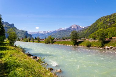 İsviçre, Meiringen yakınlarındaki Aare nehrinin manzarası.