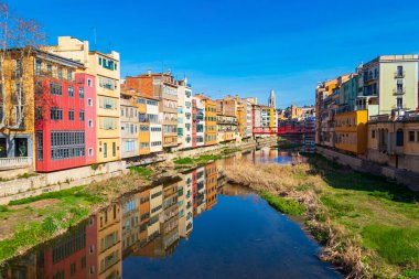 İspanya 'nın Girona kentindeki Onyar nehrinin renkli evleri