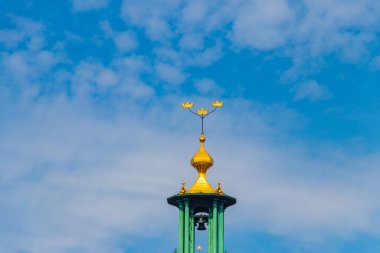 İsveç 'in Stockholm kentindeki belediye binasının tepesinde bulunan üç altın tacın yakın çekimi.