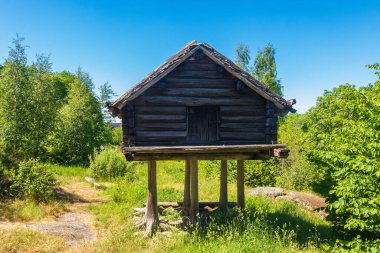 İsveç 'in Stockholm kentindeki Skansen açık hava müzesinde Sami halkı tarafından yapılmış küçük bir kulübe veya depo.