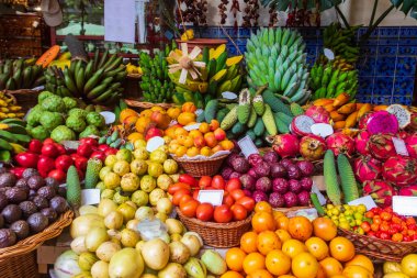 Portekiz 'deki Funchal, Madeira Adası' ndaki Mercado dos Lavradores (Çiftçi Pazarı) 'nda çeşitli tropikal meyvelerle meyve tezgahı