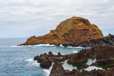 Portekiz 'in Madeira adasındaki Porto Moniz' deki doğal volkanik havuzlar. Tatil için ünlü seyahat yeri