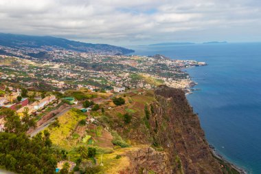 Cabo Girao 'nun Madeira, Portekiz' deki hava manzarası. 580 metre yüksekliğiyle Cabo Girao, Avrupa 'nın en yüksek gökdelenidir.