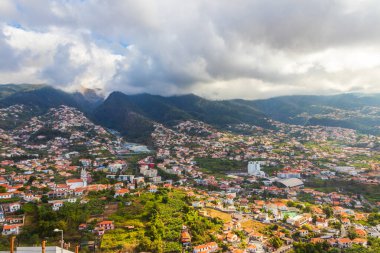 Portekiz 'in Madeira adasındaki Pico dos Barcelos manzarasından panoramik manzara
