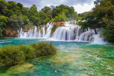 Hırvatistan 'ın Krka Ulusal Parkı' ndaki güçlü Skradinski Buk şelalesinin manzarası