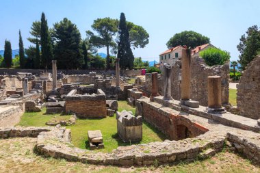 Hırvatistan 'ın Dalmaçya Bölgesi' nin Split kenti yakınlarındaki Solin kasabasında yer alan eski Roma kasabası Salona 'nın kalıntıları