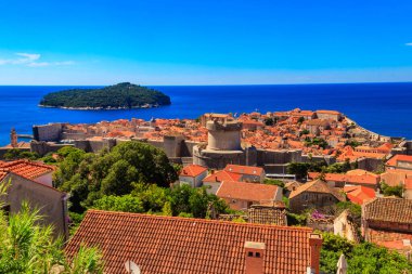 Hırvatistan 'ın eski Dubrovnik kenti, Adriyatik Denizi ve Lokrum Adası' nın hava manzarası