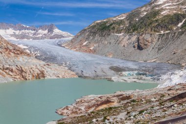 İsviçre 'nin Valais kantonundaki İsviçre Alplerindeki Furka Geçidi' ndeki Rhone Buzulu ve buzul gölü manzarası