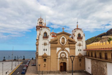 İspanya 'nın Kanarya Adaları, Tenerife Adaları' ndaki Candelaria şehrindeki ilk Marian mabedi Candelaria Kraliyet Marian Tapınağı 'nın Bazilikası. Yukarıdan görüntüle
