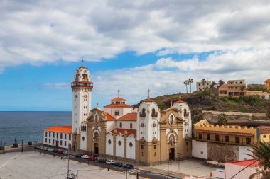 İspanya 'nın Kanarya Adaları, Tenerife Adaları' ndaki Candelaria şehrindeki ilk Marian mabedi Candelaria Kraliyet Marian Tapınağı 'nın Bazilikası. Yukarıdan görüntüle