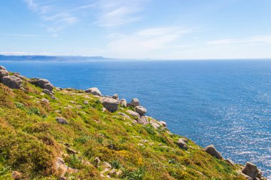 Galiçya, İspanya 'daki Cape Finisterre' den Atlantik Okyanusu kıyısı manzarası