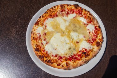 Masada dört peynirli pizza. Üst görünüm