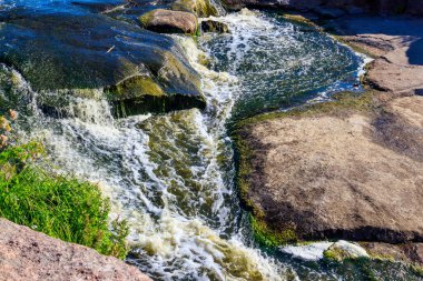 Ukrayna 'nın Dnipropetrovsk bölgesindeki Kamenka nehri üzerindeki Tokovsky şelalelerinin manzarası