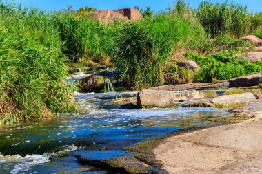 Ukrayna 'nın Dnipropetrovsk bölgesindeki Kamenka nehri üzerindeki Tokovsky şelalelerinin manzarası