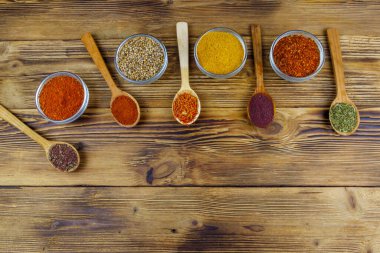 Ahşap masada değişik aromatik baharatlar var. Üst görünüm, alanı kopyala