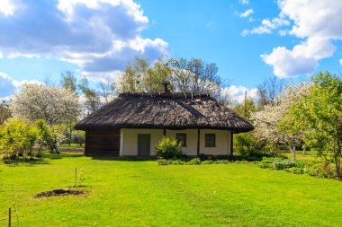 Ukrayna 'nın Pereyaslav kentindeki Açık Hava Halk Mimarisi ve Ortanca Naddnipryanschina Halk Yolları Müzesi' ndeki antik Ukrayna kırsal evi.