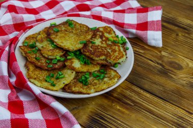 ahşap bir masa üzerinde patates pancakes