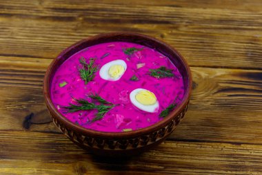 Tahta bir masada soğuk pancar çorbası.