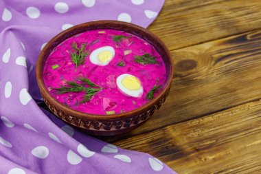 Tahta bir masada soğuk pancar çorbası.