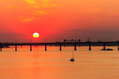 Dinyeper nehri üzerinde güzel bir günbatımı Dnipro şehri, Ukrayna