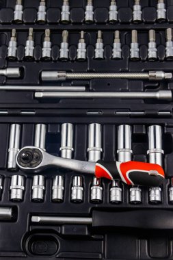 Araba tamiri için evrensel araç gereç kitinin yakın plan görüntüsü