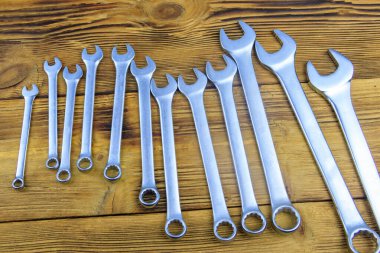 Ahşap arka planda ingiliz anahtarı aletleri. Üst görünüm