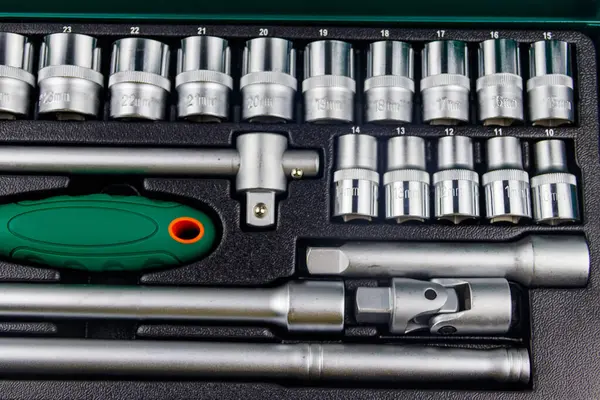 Araba tamiri için evrensel araç gereç kitinin yakın plan görüntüsü