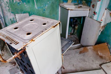 Ukrayna 'nın Çernobil Yasak Bölgesi' ndeki Pripyat hayalet kasabasındaki terk edilmiş dairenin mutfağı.