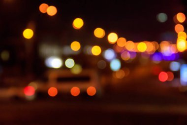 Bokeh gece araba ışıklarını bulanıklaştırdı. Soyut arkaplan