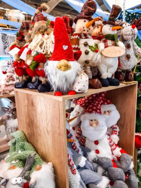 Noel ve yeni yıl oyuncakları bir mağazanın rafında. Şenlikli kış Noel ticareti