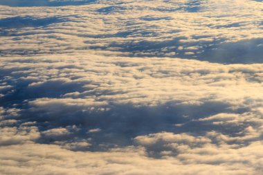 Mavi gökyüzünde güzel beyaz bulutlar. Uçaktan görüntüle