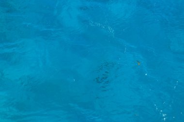Mavi su dokusu arka planı. Denizin yüzeyi