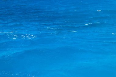 Mavi su dokusu arka planı. Denizin yüzeyi