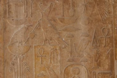 Taş duvara oyulmuş Eski Mısır hiyeroglifleri