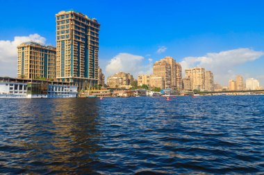 Kahire, Mısır - 8 Aralık 2018: Kahire şehri ve Mısır 'daki Nil nehri manzarası