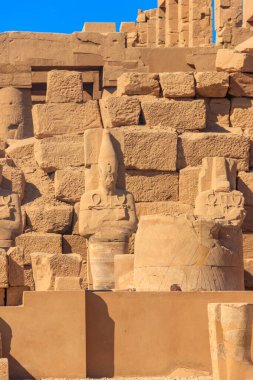 Karnak Tapınağı Kompleksi, yaygın olarak Karnak olarak bilinen, Luxor, Mısır 'daki çürümüş tapınaklar, şapeller, sütunlar ve diğer binaların geniş bir karışımından oluşur.
