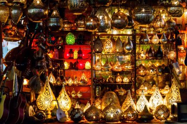 Mısır 'ın Sharm El Sheikh kentindeki gece sokak pazarında turist hatırası olarak doğu tarzı elektrikli renkli mozaik lambalar.