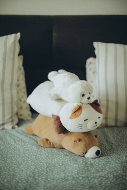 İç tarafında bir fincan çiçek olan klasik bir oda. güzel dekor.