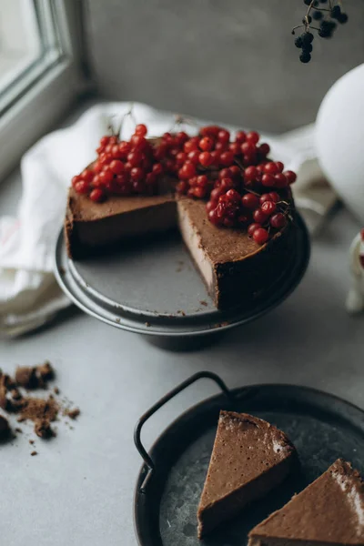 Кусочек Шоколадного Торта Белом Столе Свежей Клубникой — стоковое фото